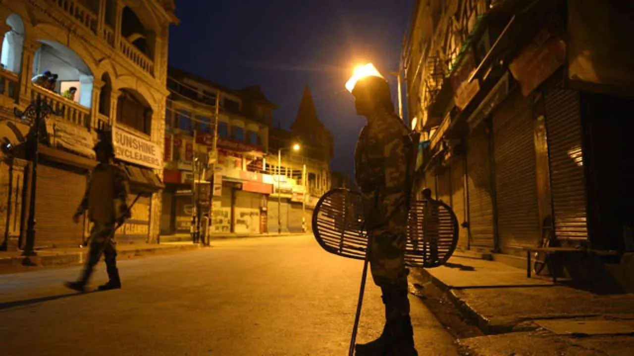 964255-night-ucurfew