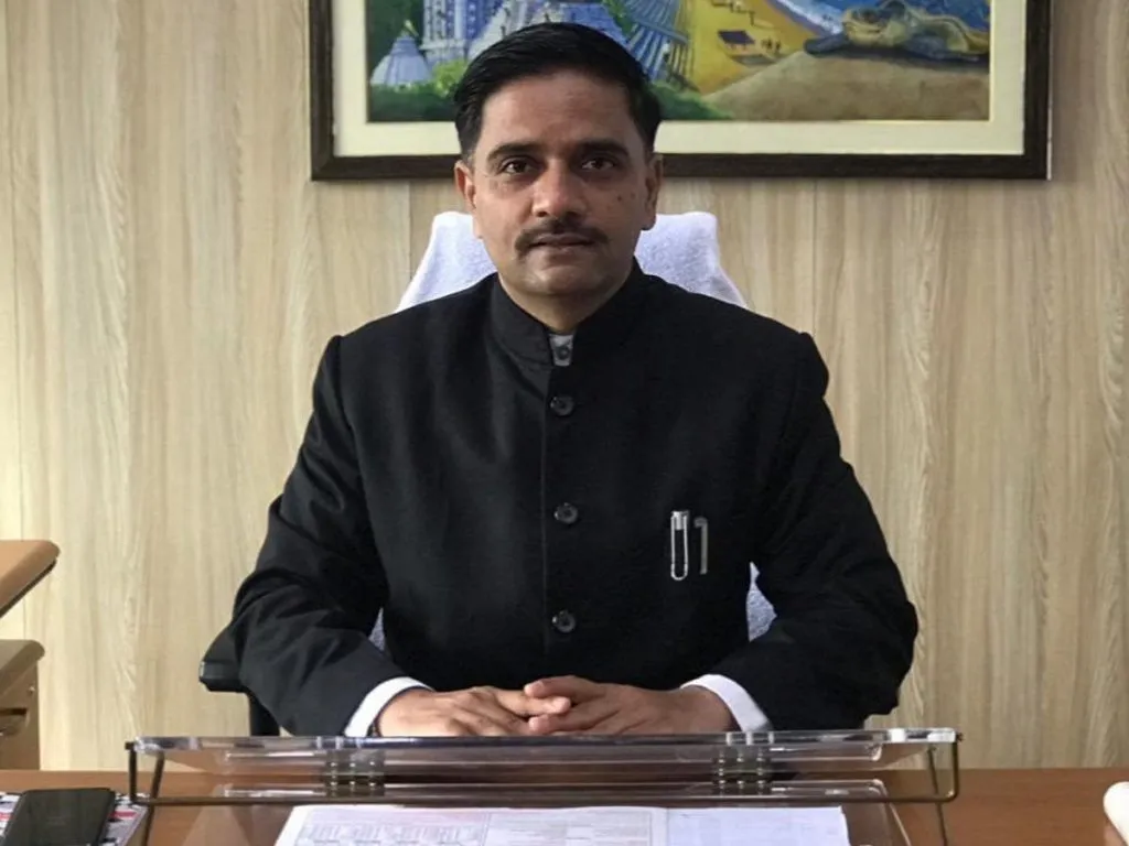 Ganjam-District-Collector-Vijay-Amruta-Kulanga-his-associates-practice-what-they-preach-1024x768