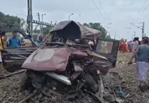 ସ୍କୁଲ୍ ଭ୍ୟାନକୁ ଲୋକାଲ ଟ୍ରେନ୍ ଧକ୍କା ଦେବାରୁ ୨ ଜଣ ଛାତ୍ରଛାତ୍ରୀଙ୍କ ସହ ମୋଟ ୩ ଜଣଙ୍କ ମୃତ୍ୟୁ ଘଟିଛି।